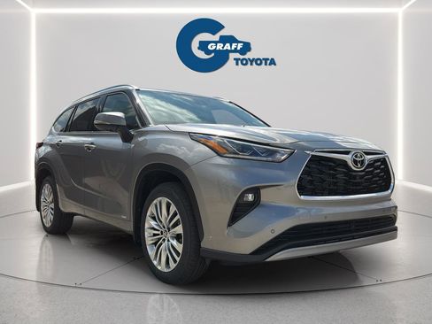 Used 2026 Toyota Highlander Platinum image 11