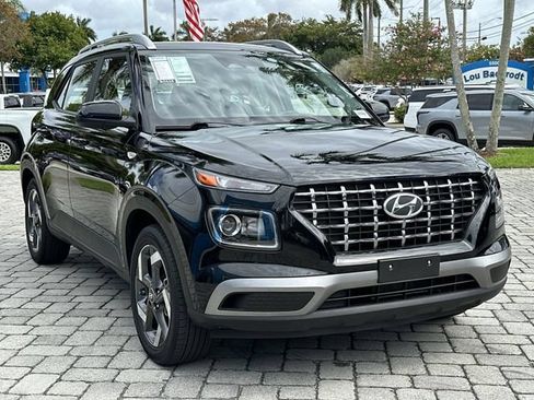 Used 2025 Hyundai Venue SEL FWD image 17