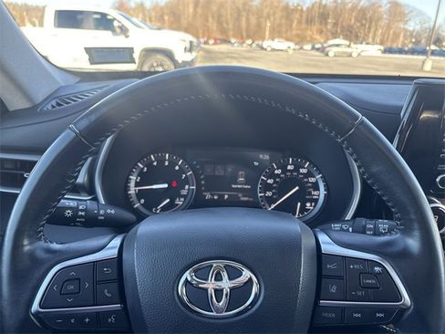 Used 2021 Toyota Highlander XLE image 11