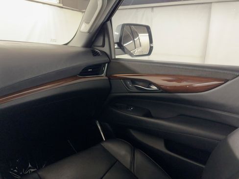 Used 2018 Cadillac Escalade Luxury image 29