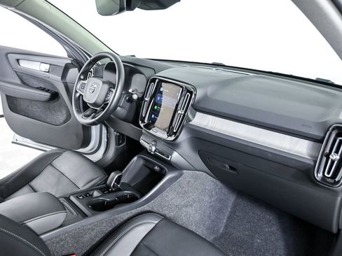 Certified 2025 Volvo XC40 B5 Core image 25