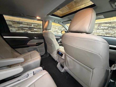 Used 2018 Toyota Highlander XLE AWD/4WD image 50