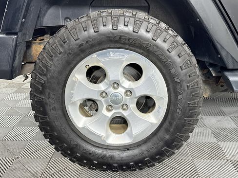 Used 2014 Jeep Wrangler Unlimited Sahara image 30