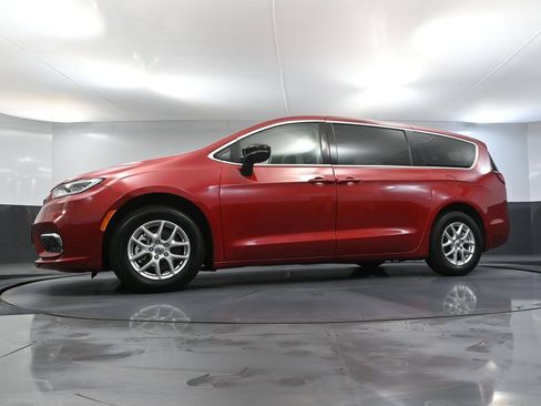 Used 2024 Chrysler Pacifica Touring-L FWD image 54