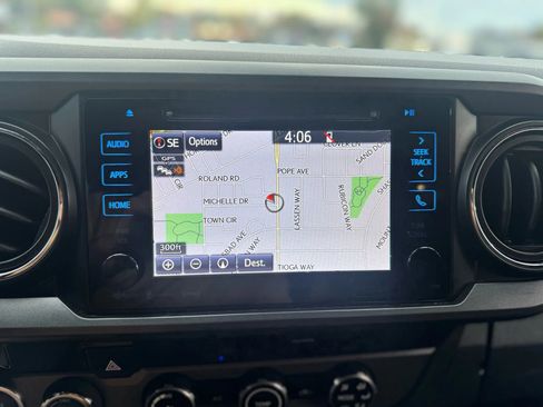 Used 2018 Toyota Tacoma TRD Off-Road image 13