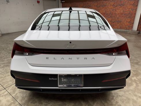 Used 2025 Hyundai Elantra SE image 4