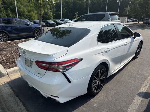 Used 2019 Toyota Camry SE w/ Convenience Package FWD image 6