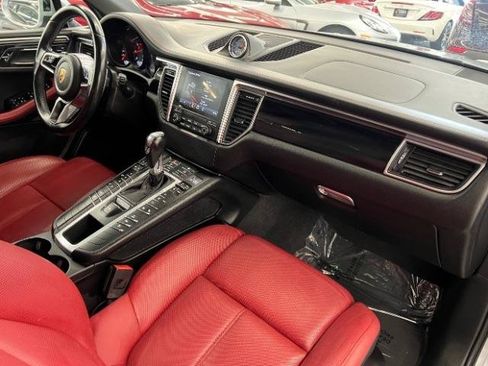 Used 2018 Porsche Macan AWD/4WD image 17