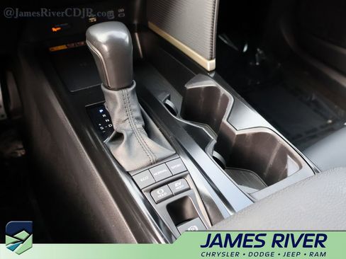 Used 2025 Toyota Camry SE image 36