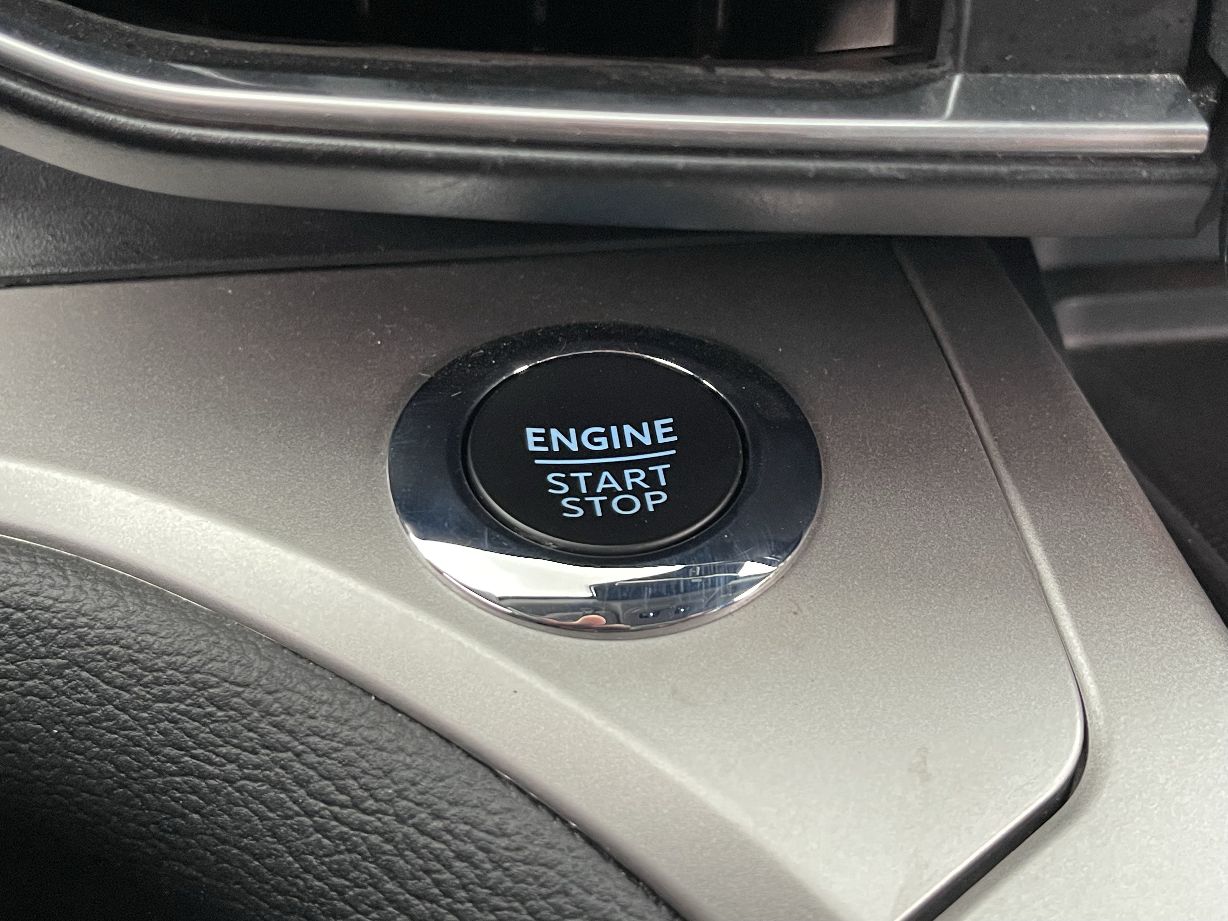 Used 2022 Ford Explorer XLT w/ Equipment Group 202A AWD/4WD image 28