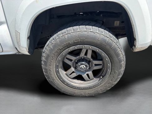 Used 2018 Toyota Tacoma SR5 RWD image 30