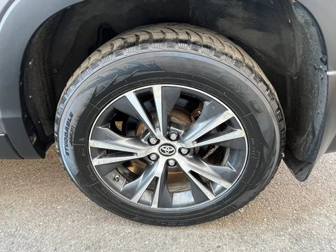 Used 2019 Toyota Highlander LE AWD/4WD image 11