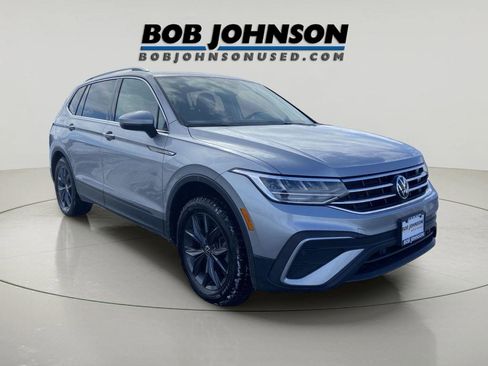 Used 2023 Volkswagen Tiguan SE w/ Panoramic Sunroof Package image 2