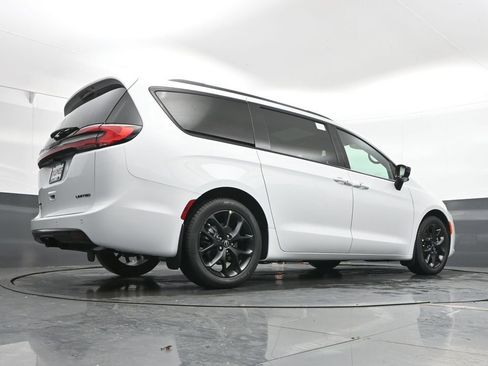 New 2026 Chrysler Pacifica Limited FWD image 37