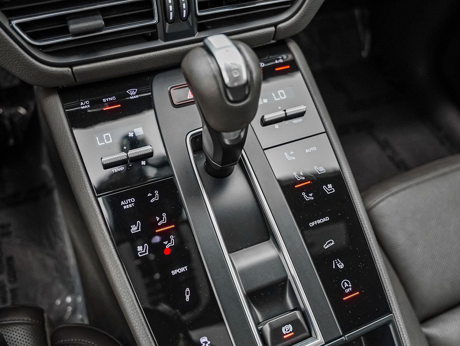 Certified 2024 Porsche Macan AWD/4WD image 21