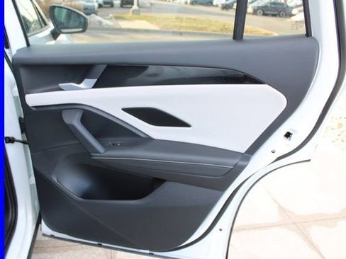 Used 2025 Volkswagen Tiguan SE image 24