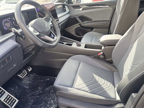 New 2026 Volkswagen Tiguan SE R-Line FWD image 12