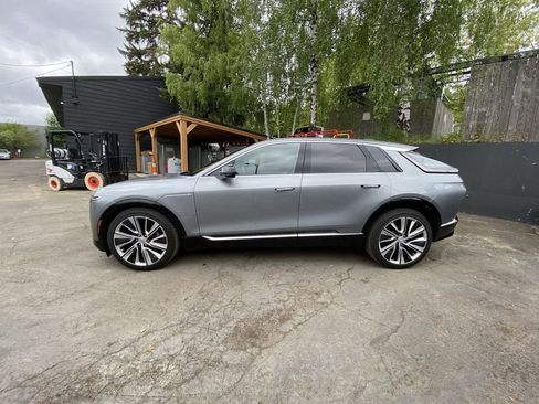 Used 2024 Cadillac Lyriq Luxury w/ LPO, Floor Liner Package AWD/4WD image 3