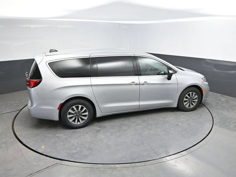 Used 2024 Chrysler Pacifica Limited FWD image 31