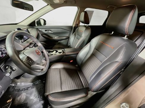Used 2025 Nissan Rogue SV AWD/4WD image 18