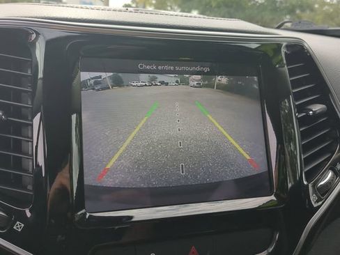 Used 2019 Jeep Cherokee Limited FWD image 21