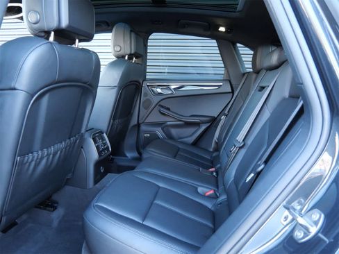 Certified 2025 Porsche Macan image 12