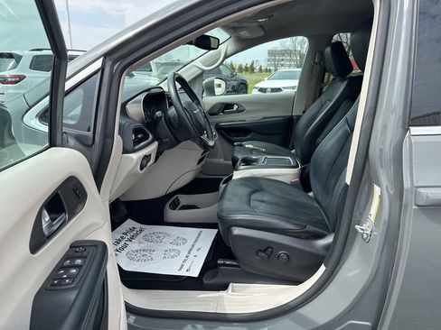 Used 2021 Chrysler Pacifica Touring-L image 32