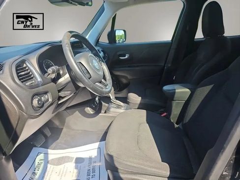 Used 2018 Jeep Renegade Altitude w/ UConnect 8.4 Nav Group AWD/4WD image 9