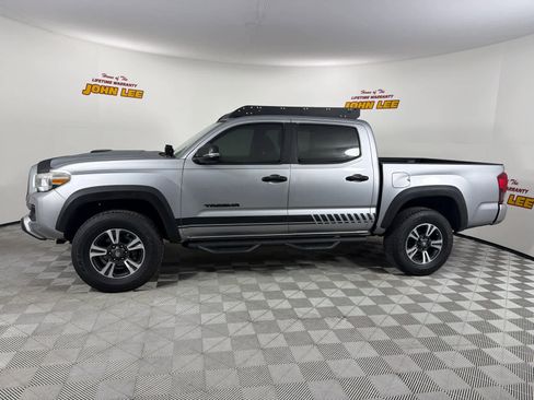 Used 2019 Toyota Tacoma TRD Sport image 2