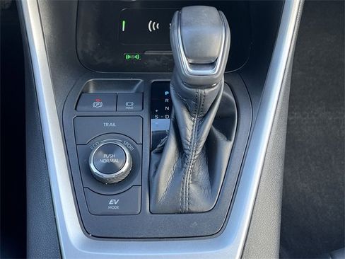 Used 2022 Toyota RAV4 XLE Premium image 16