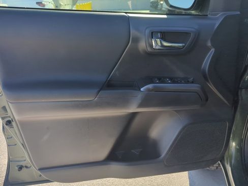 Used 2022 Toyota Tacoma TRD Sport w/ Technology Package image 10