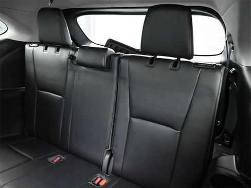 Used 2023 Toyota Highlander XLE image 18