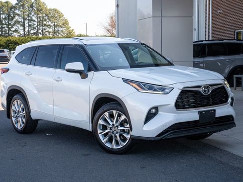 Used 2023 Toyota Highlander Limited image 1