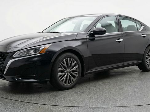 Used 2025 Nissan Altima 2.5 SV image 3