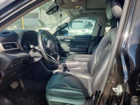 Used 2023 Toyota Highlander XLE FWD image 7