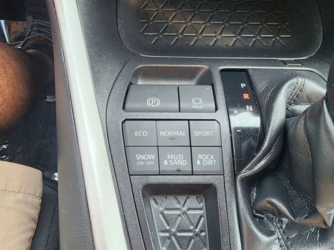 Used 2021 Toyota RAV4 XLE AWD/4WD image 31