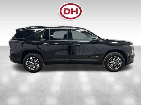 Used 2025 Chevrolet Traverse LT image 2