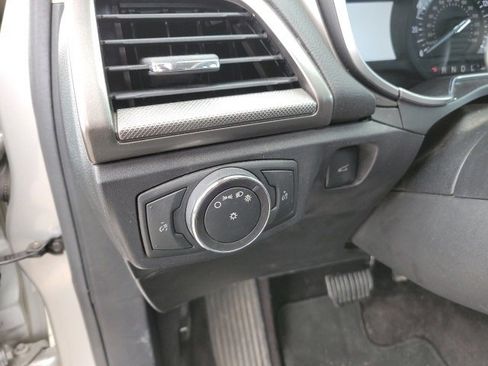 Used 2017 Ford Fusion SE w/ Fusion SE Technology Package image 15