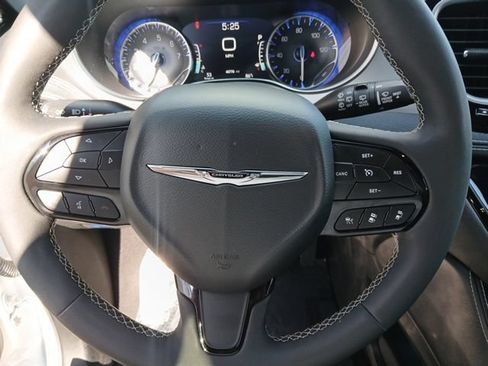 Used 2025 Chrysler Pacifica Limited FWD image 47