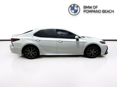 Used 2021 Toyota Camry SE FWD image 3