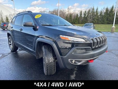 Used 2018 Jeep Cherokee Trailhawk image 2