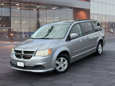 Used 2013 Dodge Grand Caravan SXT FWD image 2