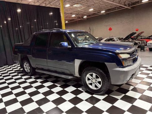 Used 2002 Chevrolet Avalanche 1500 4dr 4WD Crew Cab SB w/ Off-Road Suspension Pkg image 12
