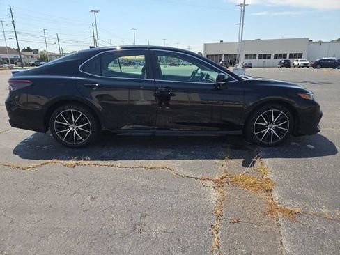 Used 2022 Toyota Camry SE FWD image 9