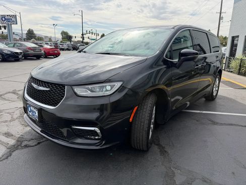 Used 2023 Chrysler Pacifica Touring-L FWD image 3