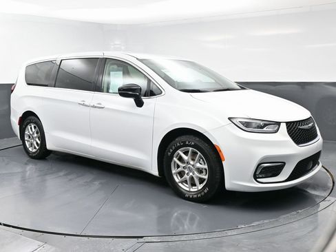Used 2024 Chrysler Pacifica Touring-L image 3