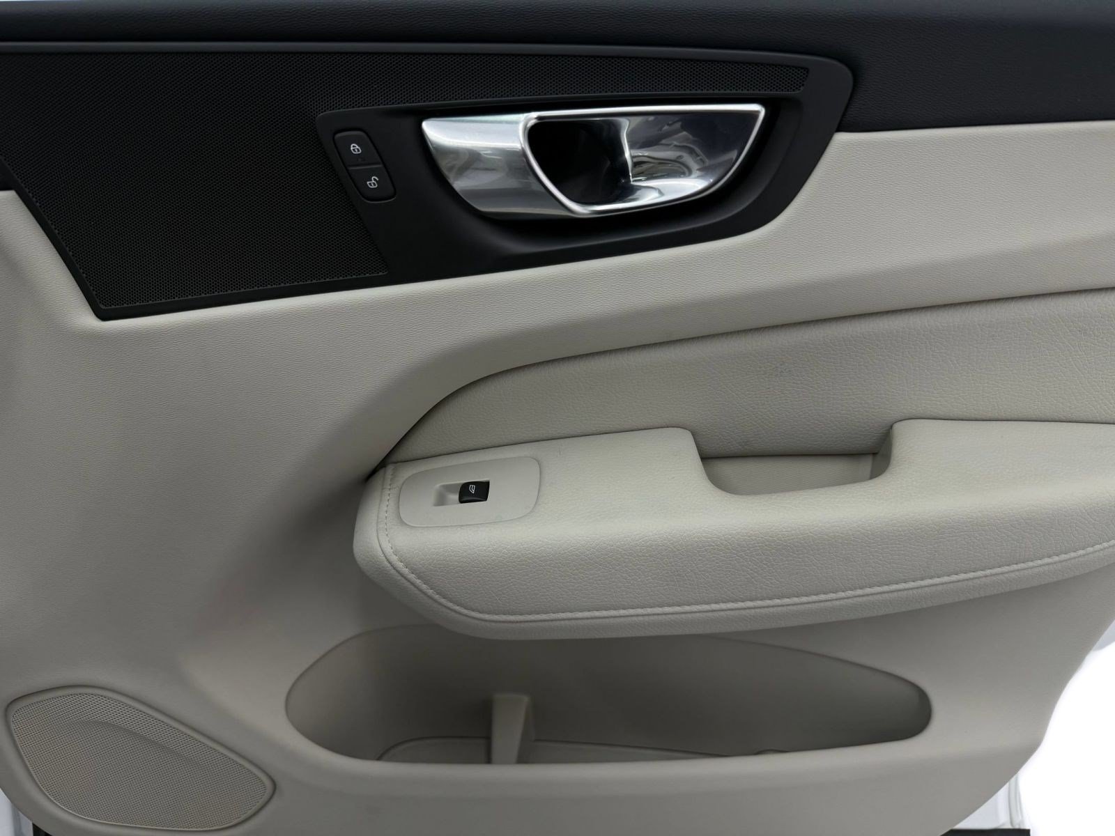 Used 2022 Volvo XC60 B5 Momentum FWD image 28