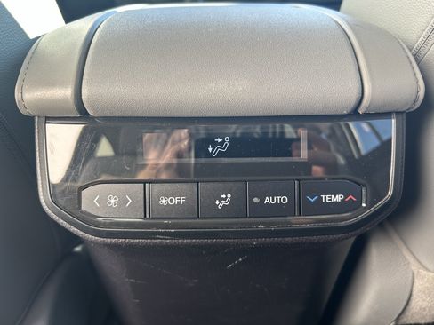 Used 2021 Toyota Highlander XLE AWD/4WD image 22