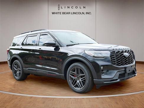 Used 2025 Ford Explorer ST image 3