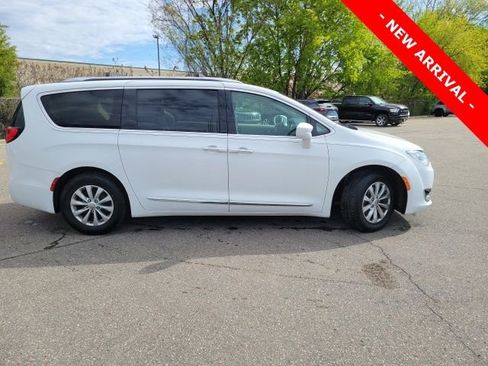 Used 2018 Chrysler Pacifica Touring-L Plus FWD image 2